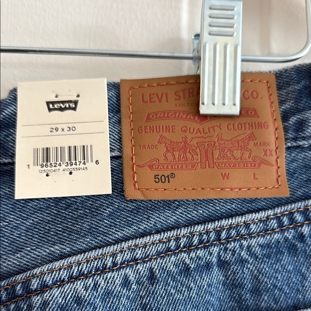 Levi’s 501 distressed, unworn